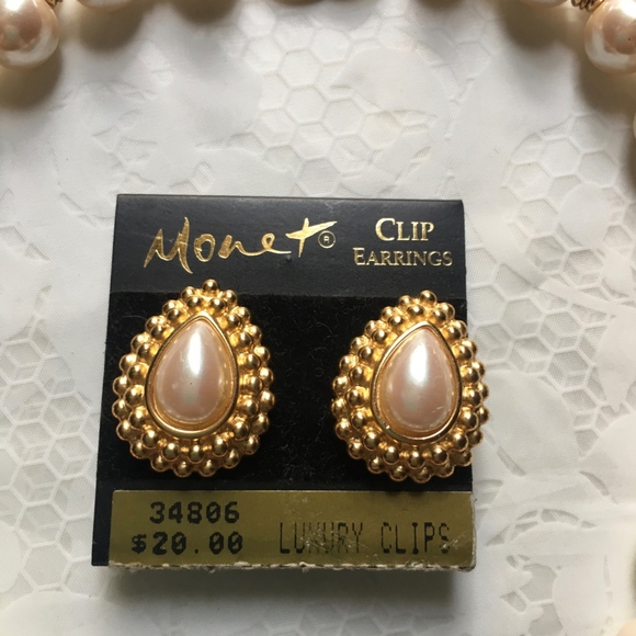 Vintage MONET Clip On Earrings & Off Write Pearls Classic Style - Picture 3 of 8